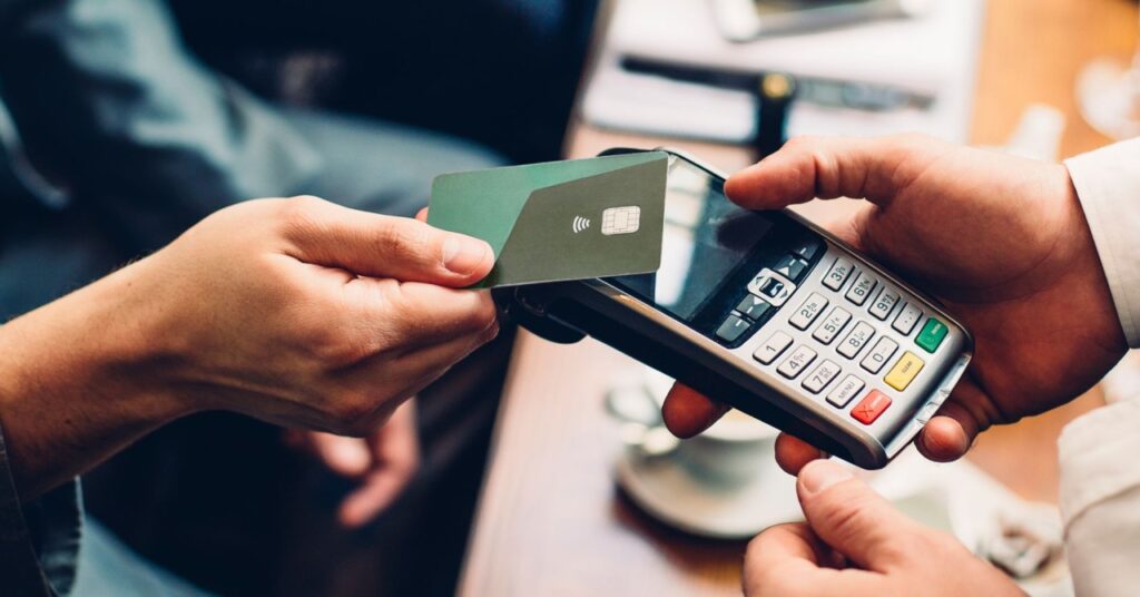 الخدمات المالية والتأمين